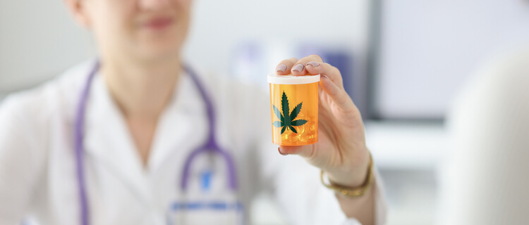 医療用大麻製品を持つ医者