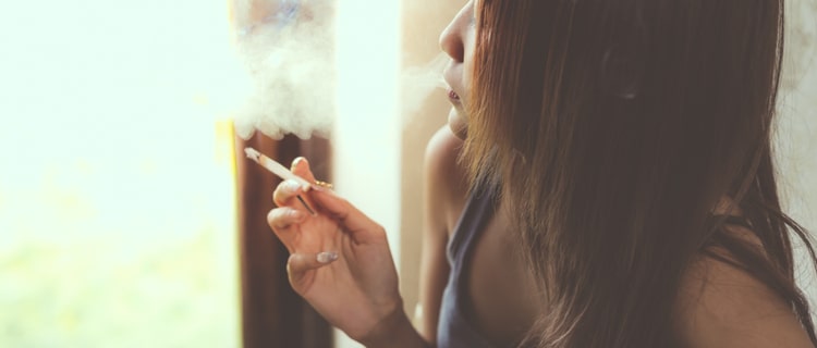 喫煙中の女性の横顔