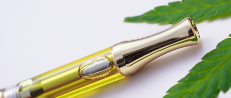 CBDペンと大麻の葉